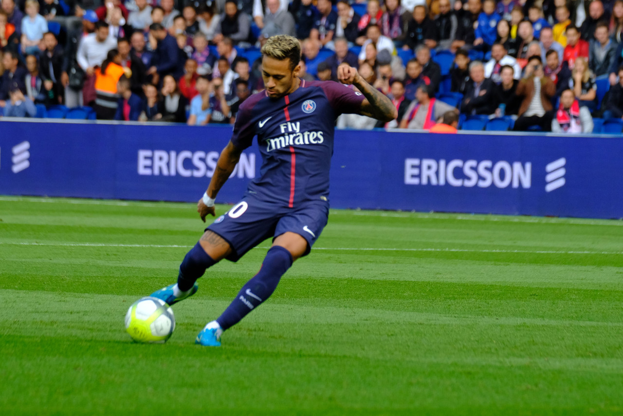 亨利：巴萨防线太差；阿森纳不丢球而拜仁总是进球（亨利：巴萨后防堪忧；阿森纳频频零封，拜仁持续破门）