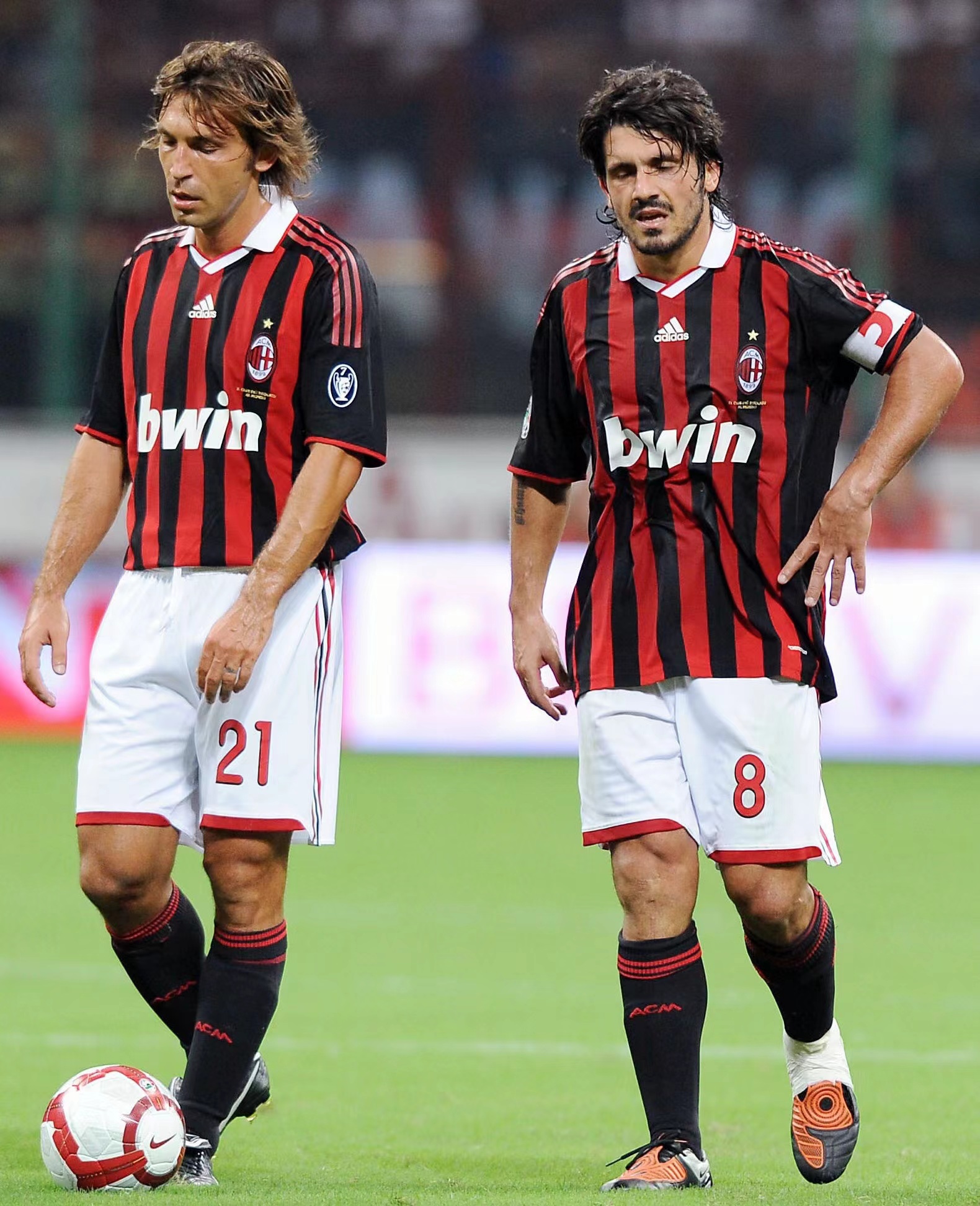 结束全年征程，国安队赛后拉励志标语：明年不服还要再干！（赛季收官，国安队赛后打出励志横幅：不服明年再战）