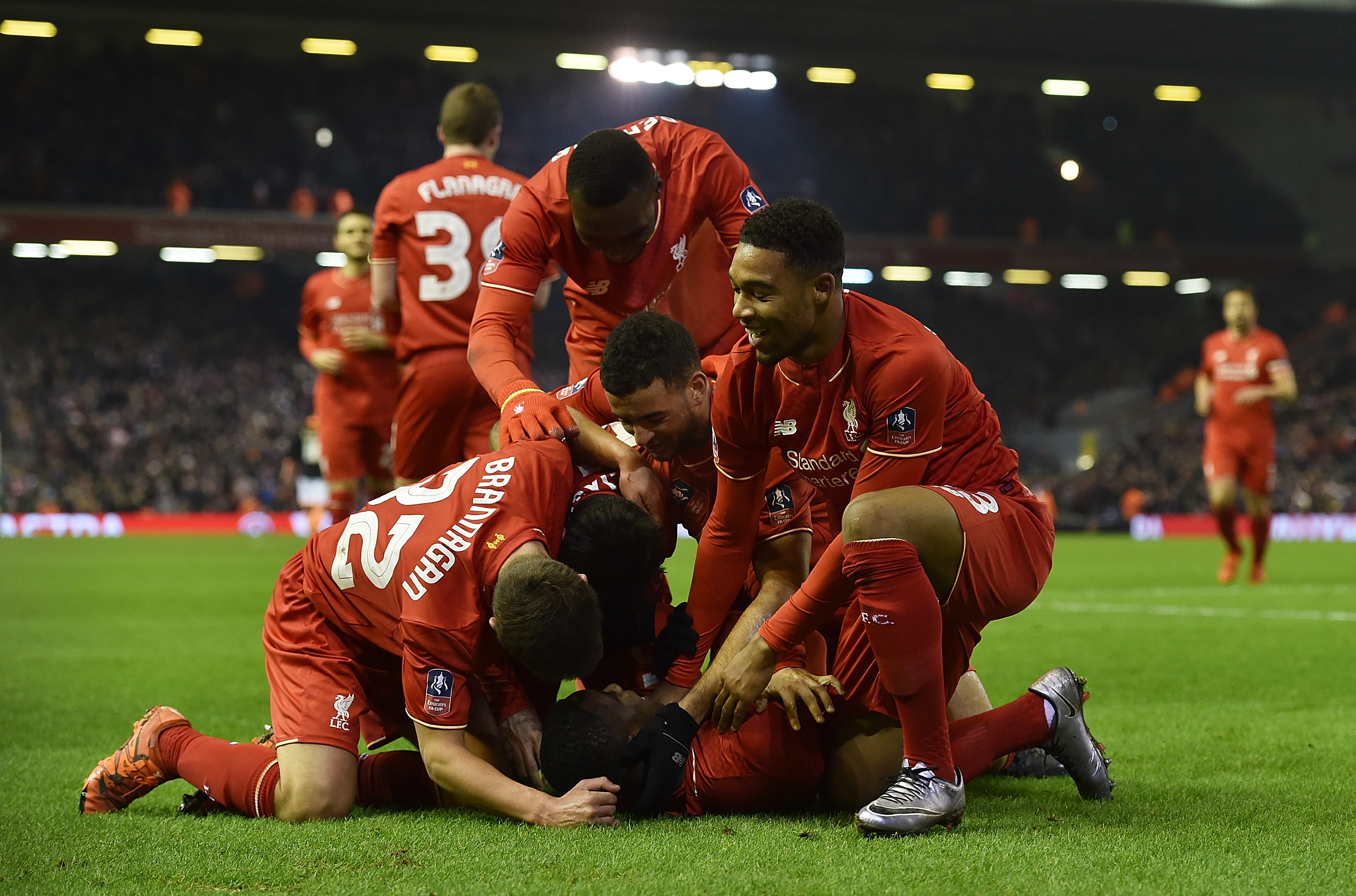 伊劳拉：喜欢带队在梦剧场比赛，现在的曼联比上赛季进步很大（伊劳拉：享受率队征战梦剧场，曼联较上季进步明显）