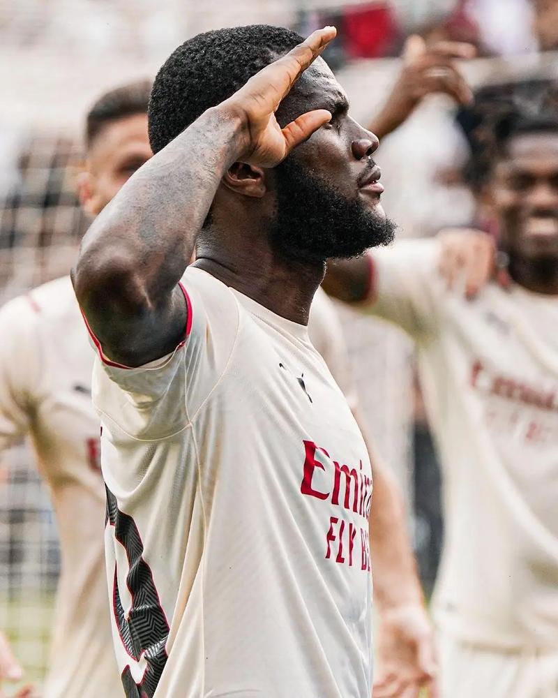 经纪人：若有球队有意圣地亚哥很正常，但他没离开米兰的想法（经纪人：有队看上圣地亚哥不意外，他不打算离开米兰）