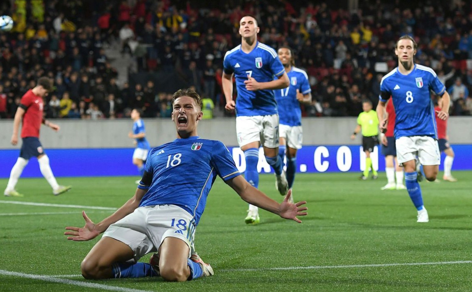 迈阿密3-1温哥华成功夺冠！梅西击败苦主穆勒，收获生涯第47冠（迈阿密3-1击退温哥华捧杯，梅西力克宿敌穆勒收获生涯第47冠）