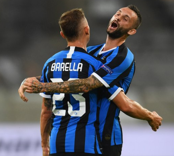 老将强硬打成2+1，全队振奋（老将强攻打成2+1，瞬间点燃全队士气）