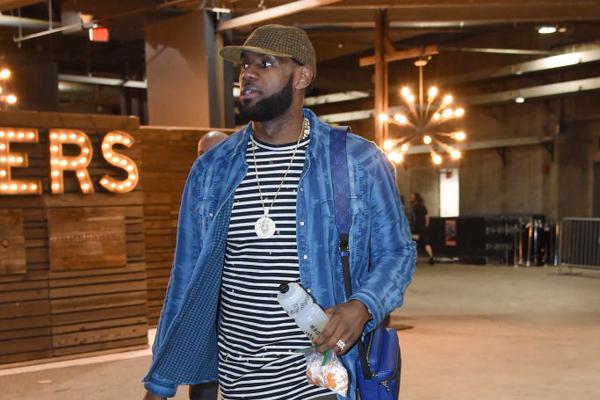 活塞122-117击败步行者，豪取13连胜，追平队史最长连胜纪录。（活塞122-117力克步行者，13连胜追平队史最长纪录）