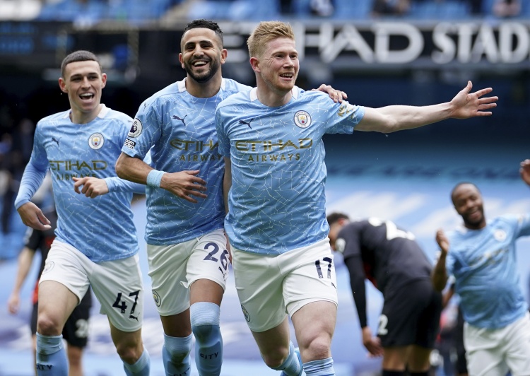 罗马主帅临场指挥获赞（罗马主帅场边调度获好评）