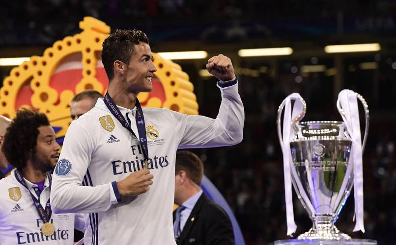 这队的传球流动太迷人（这支球队的传球流畅得令人着迷）