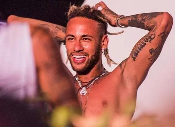 记者：加拉塔萨雷希望免费租借萨拉赫，合同半年800万欧（记者称加拉塔萨雷欲免租引进萨拉赫，半年期合约800万欧元）