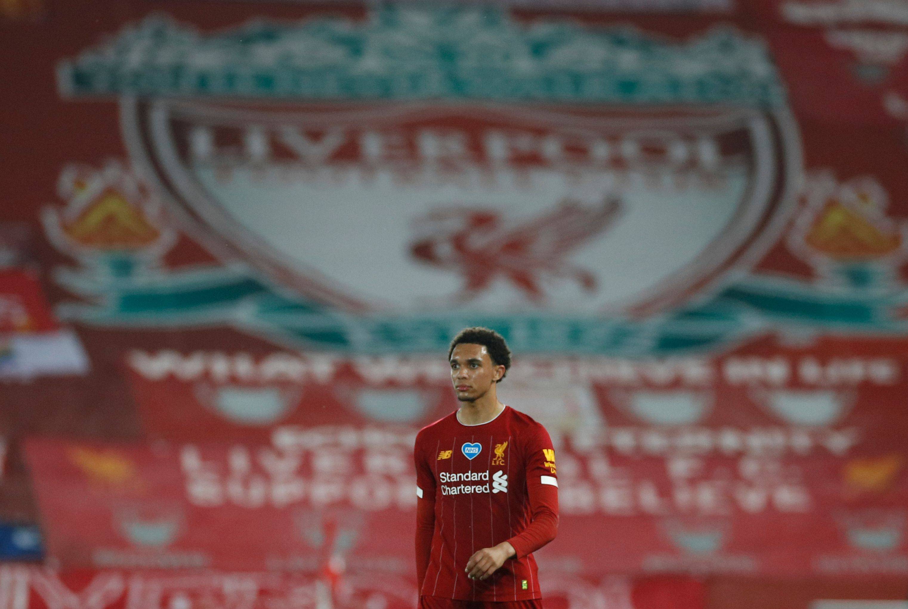 特里皮尔代表纽卡向IVE成员赠送专属球衣，后者为开球嘉宾（特里皮尔代纽卡向IVE成员赠送定制球衣，后者担任开球嘉宾）