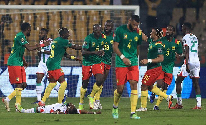 感谢俱乐部，U16国少球员身穿各自俱乐部训练服拍摄全家福（U16国少身着各队训练服集体合影，致谢俱乐部）