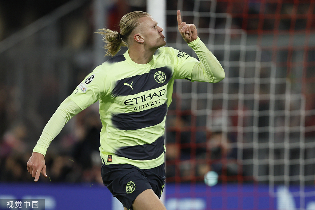 旗下球队乌拉圭第四级别联赛夺冠并升级，梅西、苏牙晒图祝贺（旗下球队夺得乌拉圭第4级别联赛冠军并成功升级，梅西与苏亚雷斯晒照致贺）