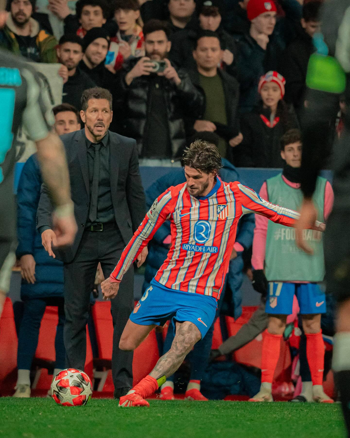 主裁：夸安萨拉拽丘库埃梅卡没判罚？这是极轻微、无效的拉拽