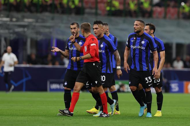 曼晚：利用大数据推算，最适合曼城右后卫位置的人选是埃纳（曼晚：数据分析指出，埃纳最契合曼城右后卫）