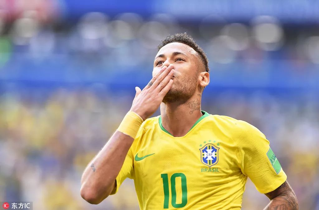 球员受伤倒地，全队围上去（球员倒地受伤，全队纷纷围拢）