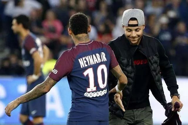 德天空：那不勒斯想签弗赖堡中场曼赞比顶替受伤的德布劳内（德天空：那不勒斯欲引进弗赖堡中场曼赞比，填补德布劳内伤缺）